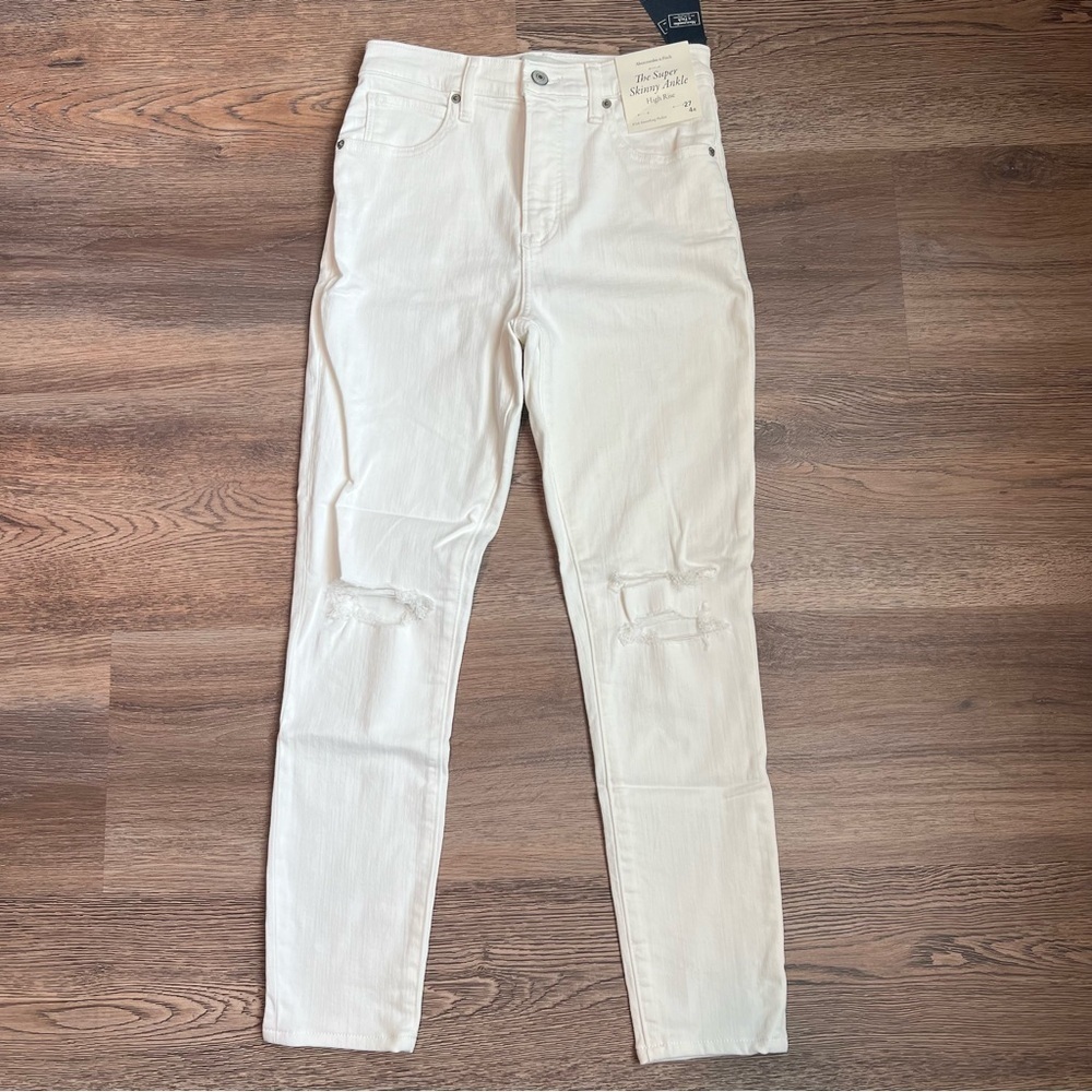 NWT Abercrombie and Fitch White Jeans Size 4 Waist 27